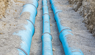 Vue de trois tuyaux de canalisation installés sur un réseau