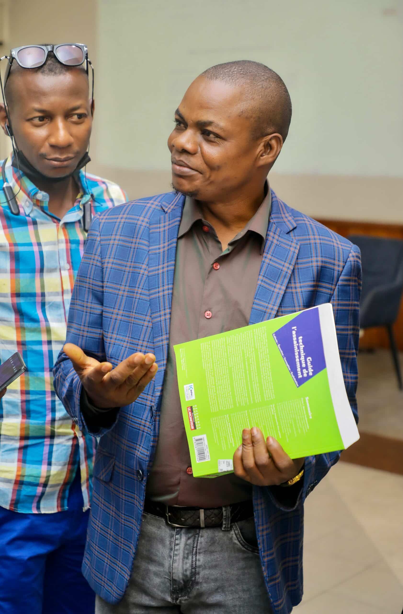 Remise des ouvrages technique aux points focaux des instituts lors de la mission de validation des programmes en présentiel à Kinshasa