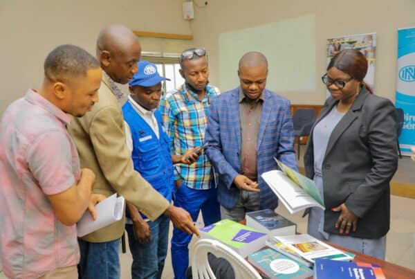 Remise des ouvrages technique aux points focaux des instituts lors de la mission de validation des programmes en présentiel à Kinshasa